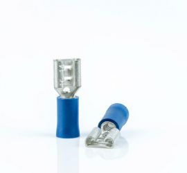 Twee blauwe geïsoleerde vlakstekerhulzen, één rechtop staand en één liggend, op een witte achtergrond.