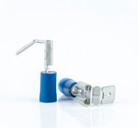 Twee blauwe geïsoleerde vlakstekerhulzen met tab, één rechtop staand en één liggend, op een witte achtergrond.