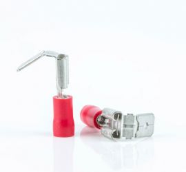 Twee rode geïsoleerde vlakstekerhulzen met tab, één rechtop staand en één liggend, op een witte achtergrond.