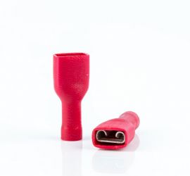 Twee rode volledig geïsoleerde vlakstekerhulzen, één rechtop staand en één liggend, op een witte achtergrond.