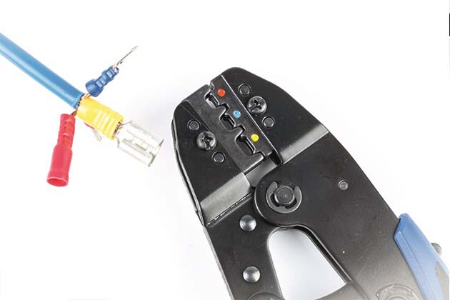 ¿Cómo se utiliza una herramienta para crimpar terminales y cómo funcionan?